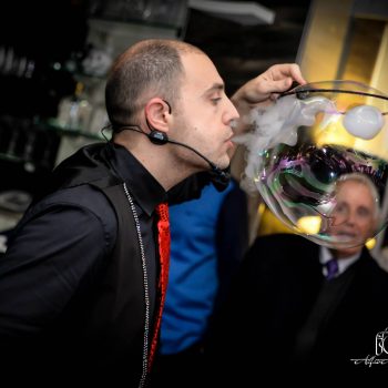 Bolle di fumo soffiate dentro una bolla più grande