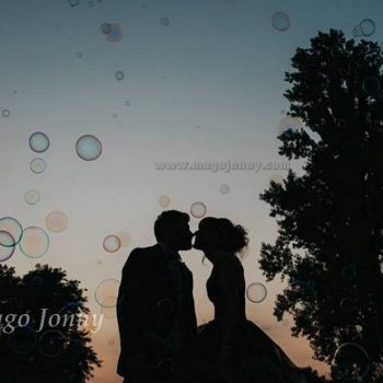 Sposi circondati dalle bolle