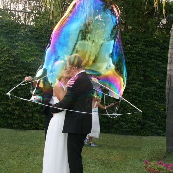 Sposi inglobati in una bolla di sapone gigante